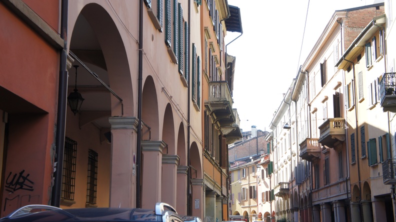 una strada di Bologna
