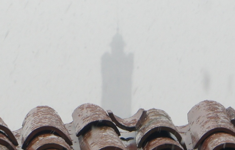 Torre Asinelli nella neve
