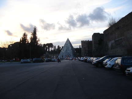 awful photo of Piramide Cestia