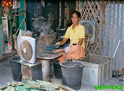 chinese-woman-smelts-computer